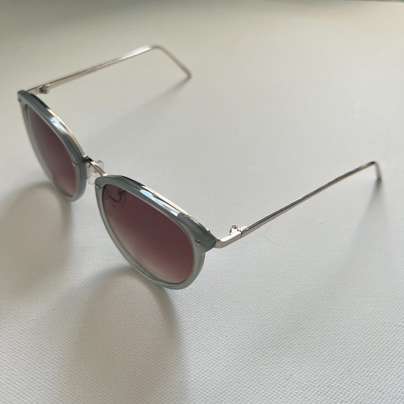 Metallic Arm Round Sunglasses - Picture 2 of 4
